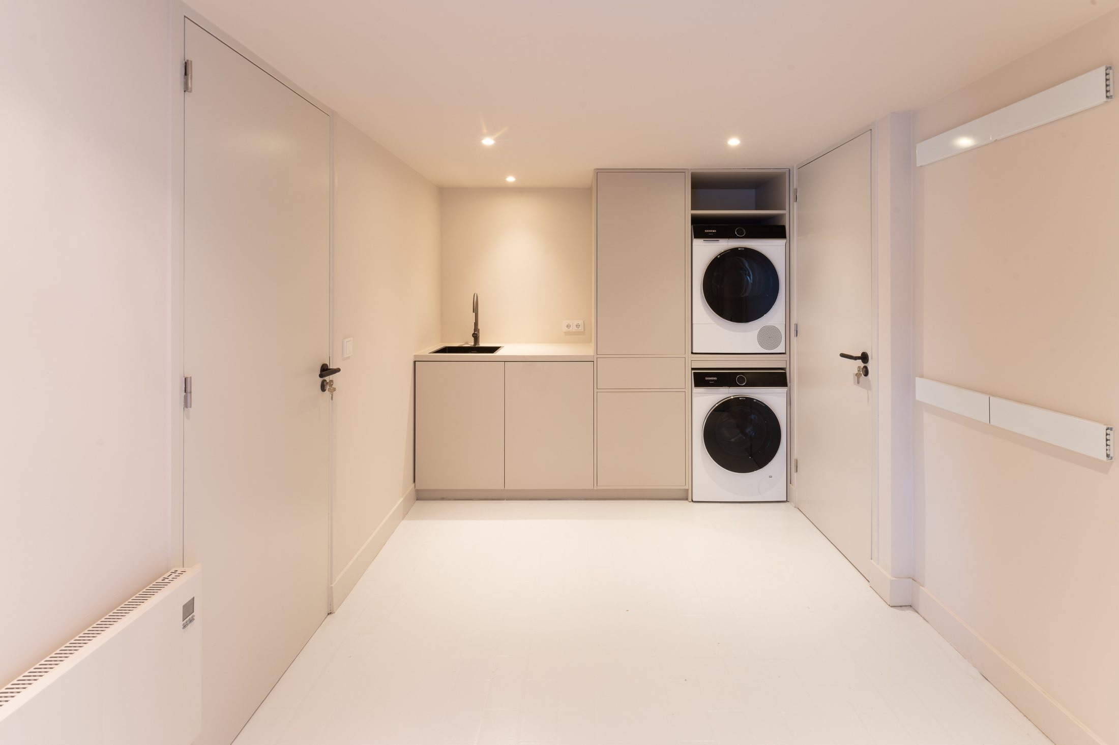 Strakke bijkeuken met wasruimte